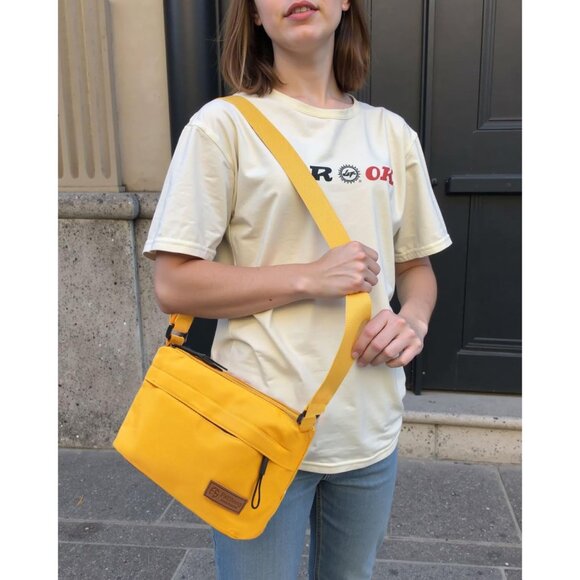 Stylish Lightweight Crossbody Purse with Adjustable Strap - Perfect for Travel - Picture 2 of 6